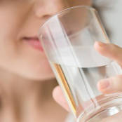 vrouw drinkt glas water